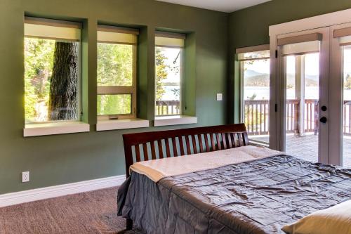 Beautiful Lakefront Custom