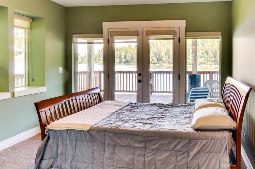 Beautiful Lakefront Custom