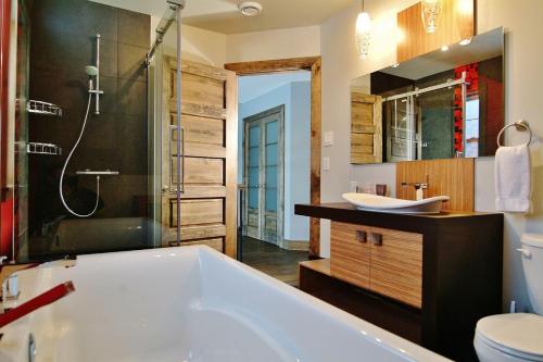 Bathroom, Chalet 9013 Chemin des Alpages by Les Chalets Alpins in Stoneham (QC)