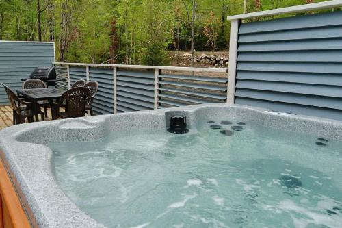 Hot tub, Chalet 9013 Chemin des Alpages by Les Chalets Alpins in Stoneham (QC)