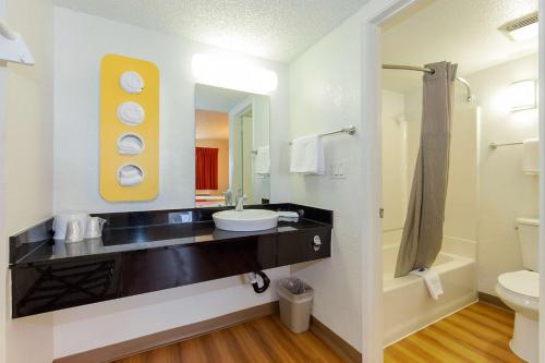 Motel 6 Hayward, CA- East Bay Stop at Motel 6 Hayward to discover the wonders of Hayward (CA). Featuring a complete list of amenities, guests will find their stay at the property a comfortable one. Take advantage of the hotels 24