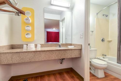 Motel 6 Carlsbad East Carlsbad (CA)