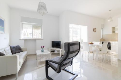 

The Elegant Disraeli Suite