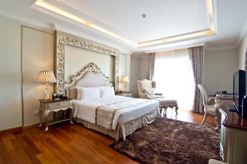 Deluxe Pool View King Bed with Jacuzzi