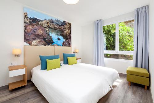 Apartamentos Tigaiga Suites Aparthotel Florasol is conveniently located in the popular Puerto de la Cruz area. The property features a wide range of facilities to make your stay a pleasant experience. Family room, elevator, safe