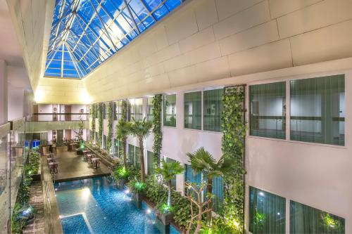 Swimming pool, Holiday Inn Bandung Pasteur in Bandung
