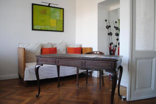 Large One-Bedroom Apartment Top 17 image 2