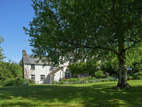 Historic Holiday Home Inllangynidr With Private Garden