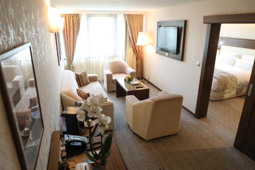 Junior King Suite with Spa Bath - Lane Side