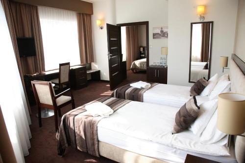1 queen bed, 2 twin beds