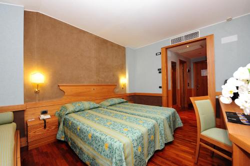 2 twin beds