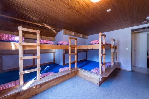 10 bunk beds