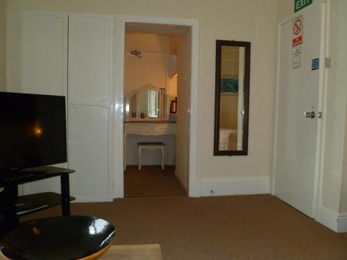 Greenlaw Guest House - image 10