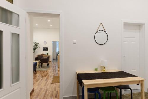 Spacious Evergreen Apartment in the heart of Budapest - image 2
