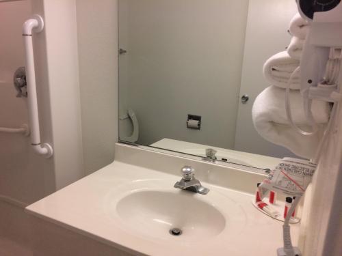 Travelodge by Wyndham Raton - image 7