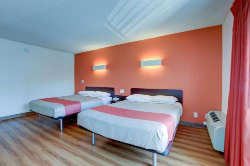 Motel 6-Santa Ana, CA - Irvine - Orange County Airport Set in a prime location of Santa Ana (CA), Motel 6 Irvine - Orange County Airport puts everything the city has to offer just outside your doorstep. The hotel offers a wide range of amenities and perks