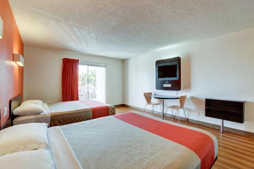 บริการและสิ่งอำนวยความสะดวก, Motel 6 Santa Ana, CA - Irvine - Orange County Airport in ซานตาอานา (CA)