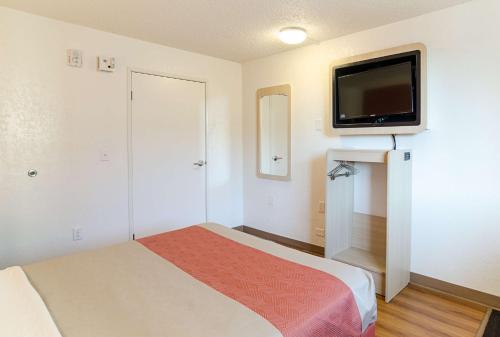 Motel 6-Denver CO - Federal Boulevard - image 3