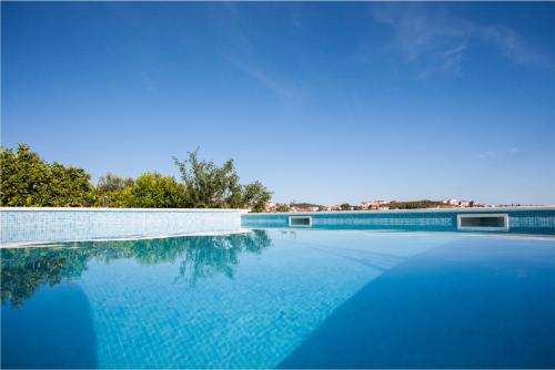 Apartment with Pool View