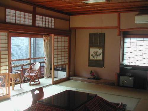 Atarashiya Ryokan Located in Tenkawa, Atarashiya Ryokan is a perfect starting point from which to explore Nara. Featuring a satisfying list of amenities, guests will find their stay at the property a comfortable one. S