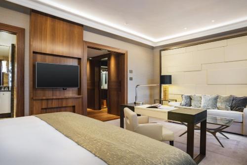 Deluxe Room King image 7