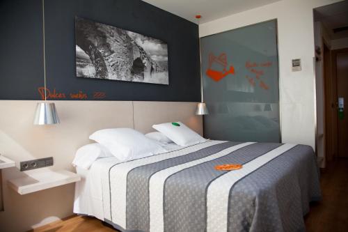 Hotel Bed4U Tudela Room Type - Double or Twin Room with Free Parking