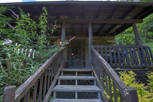 Lone Pine Lodge Cabin - image 3