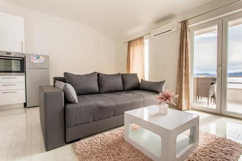 1 queen bed, 1 sofa bed