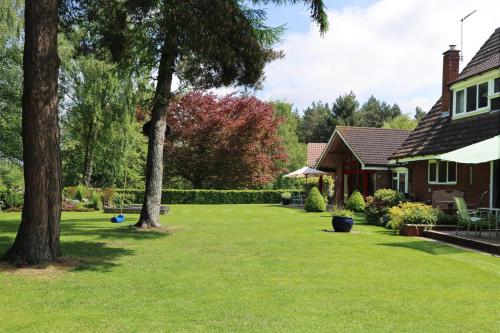 Dārzs, Surlingham Lodge Garden Cottage in RSPB village near Norwich in Surlingham