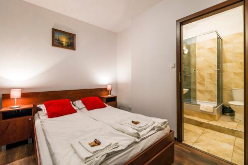 Galeria Italiana Apartments Located in Wroclaw City Center, Italiana Apartments is a perfect starting point from which to explore Wroclaw. The hotel offers a wide range of amenities and perks to ensure you have a great time. Ser