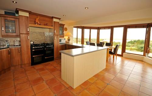 Konyha, House with sea views close to Beach with WiFi and large kitchen and dining in Maam Cross