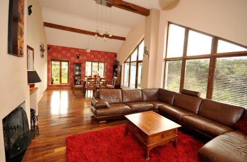 House with sea views close to Beach with WiFi and large kitchen and dining in Maam Cross