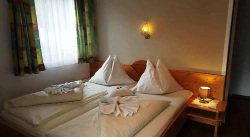 2 bedrooms, 5 beds