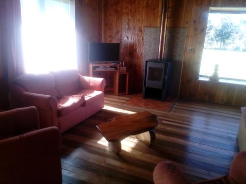 gedeelde lounge/tv-ruimte, Cabanas Los Canelos Pucon, Hermosa Granja de 20 hectareas a orillas del Rio Liucura in Quetroleufu
