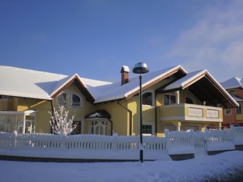 Yellow Dreamhouse in Postojna