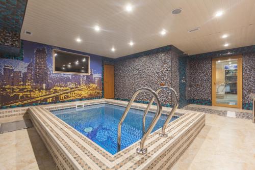 Salut Hotel Almaty in เขตออยซอฟ