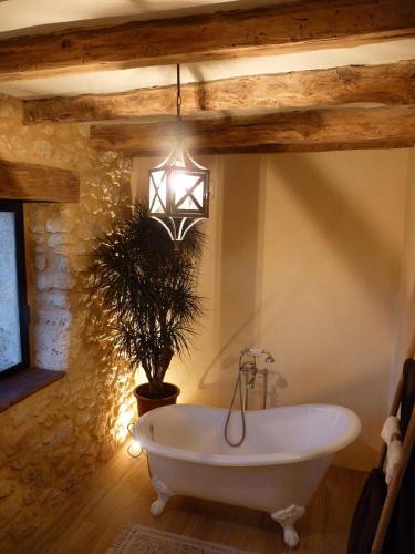 Fürdőszoba, Aux fontaines d'Eyvigues in Salignac Eyvigues