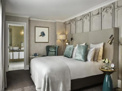 Superior King Room with City View