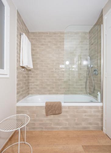 Studios 10 & 11 BY HOTEL DES LICES - image 13