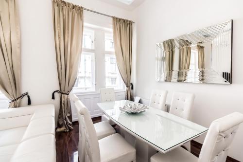 Deluxe Apartment image 2