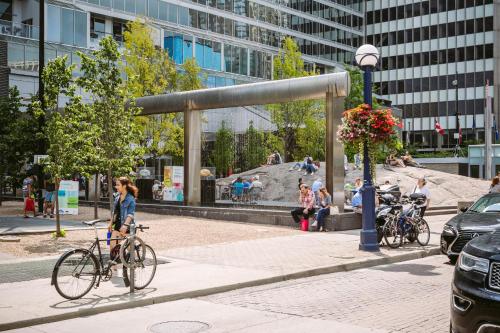Enchantment in Yorkville (Yonge & Bloor)