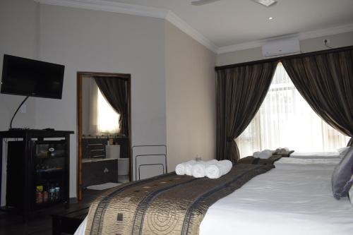 1 queen bed, 2 twin beds