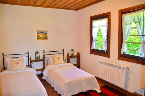 2 twin beds