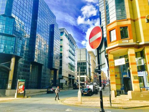 Glasgow City Centre Flat with River Views and Parking