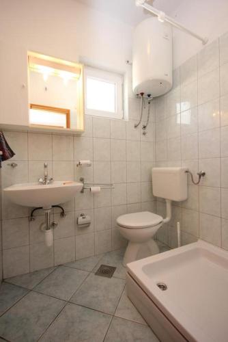 Apartments by the sea Pisak, Omis - 7570
