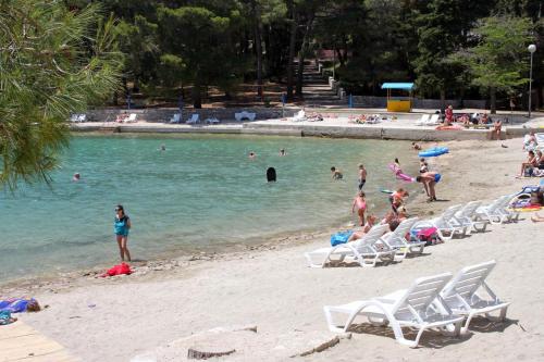 Apartments by the sea Mali Losinj (Losinj) - 8006 - image 2
