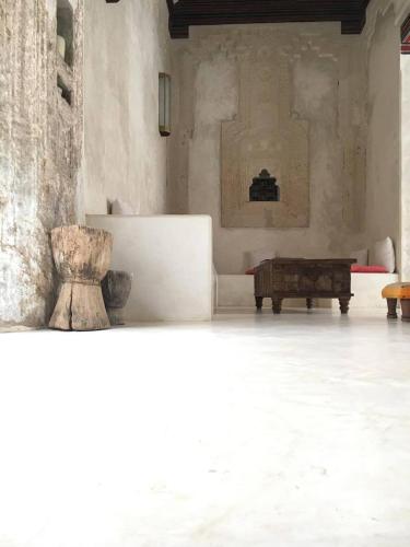 gedeelde lounge/tv-ruimte, Andavelo House in Lamu