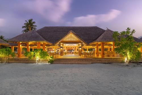 Restaurant, Kudafushi Resort & Spa in Raa Atoll