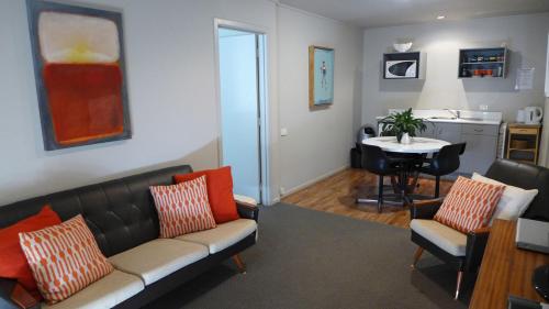 The Lake Motel Room Type - Deluxe Courtyard Room