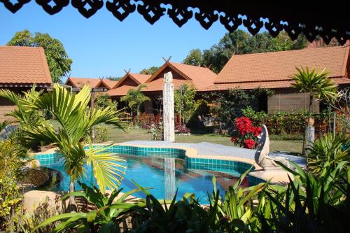 Swimming pool, Viang Yonok Hotel, Restaurant, Sports Club in Yonok